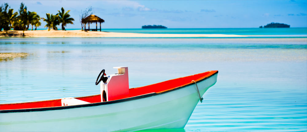 The blue sea and dream beaches on the Cook Islands