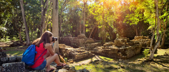 Expeditions between Maya ruins