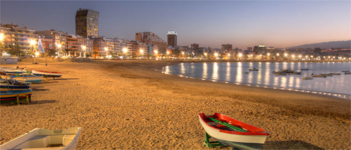 Las Palmas' beach at night