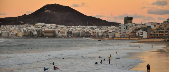 Surfers at Las Palmas' beach
