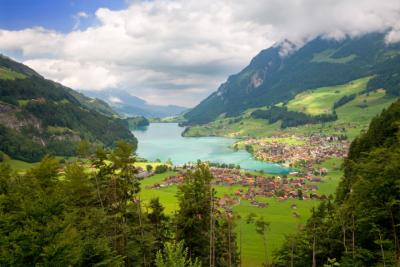 Lake and town in the Canton of Fribourg