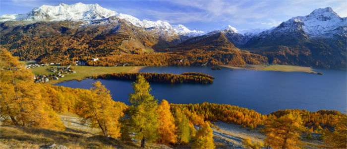 Graubünden - lake with a view of the Alps